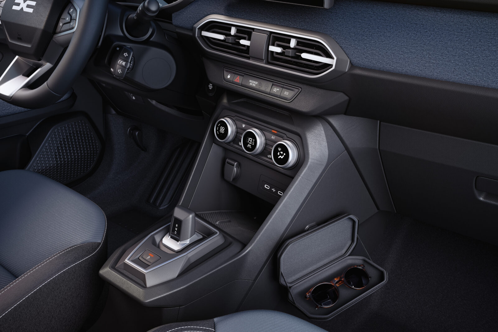 Dacia amplía sus accesorios para dormir en el coche con un toldo de 3x3 metros