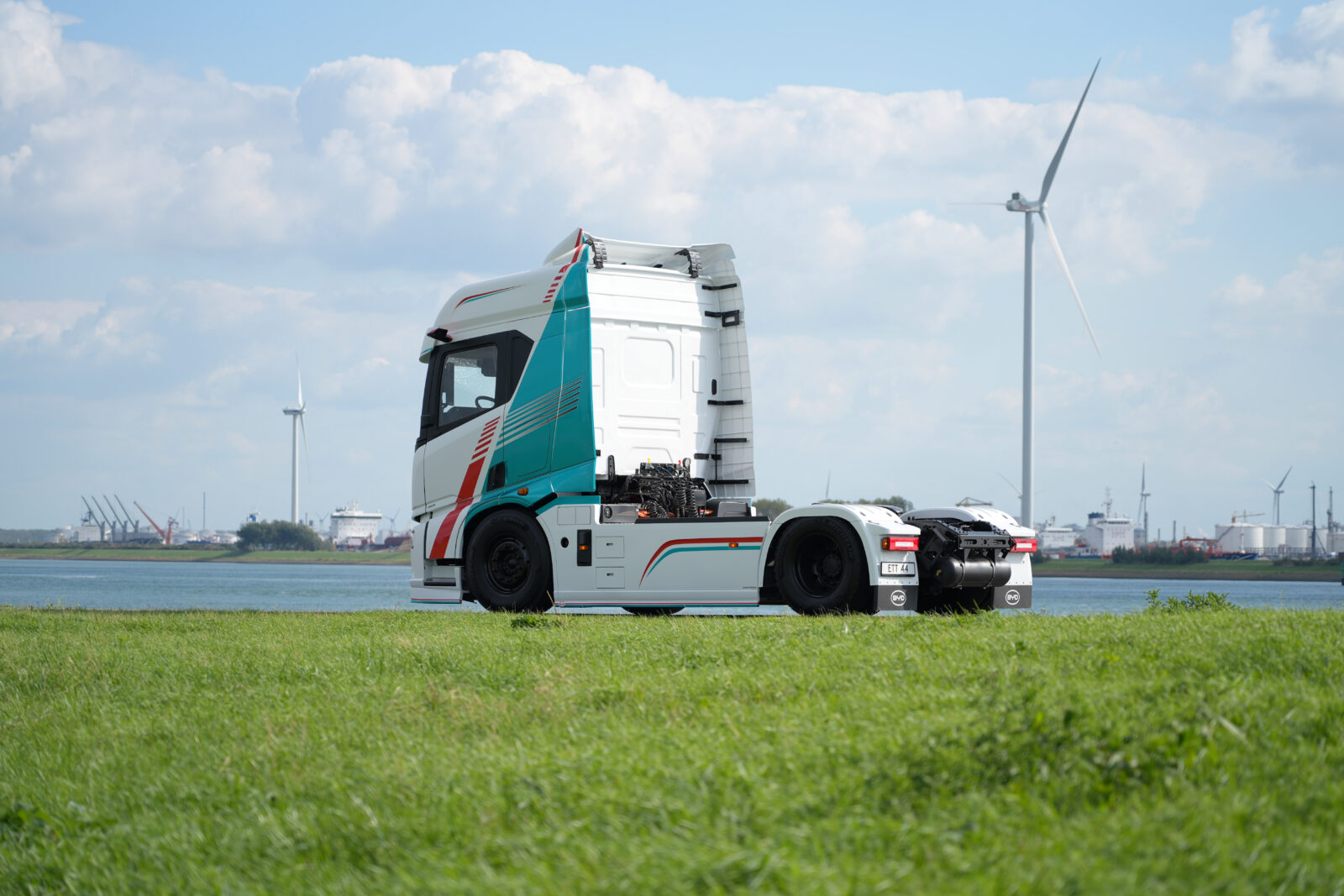 BYD presenta la cabeza tractora eléctrica ETT 44 para Europa