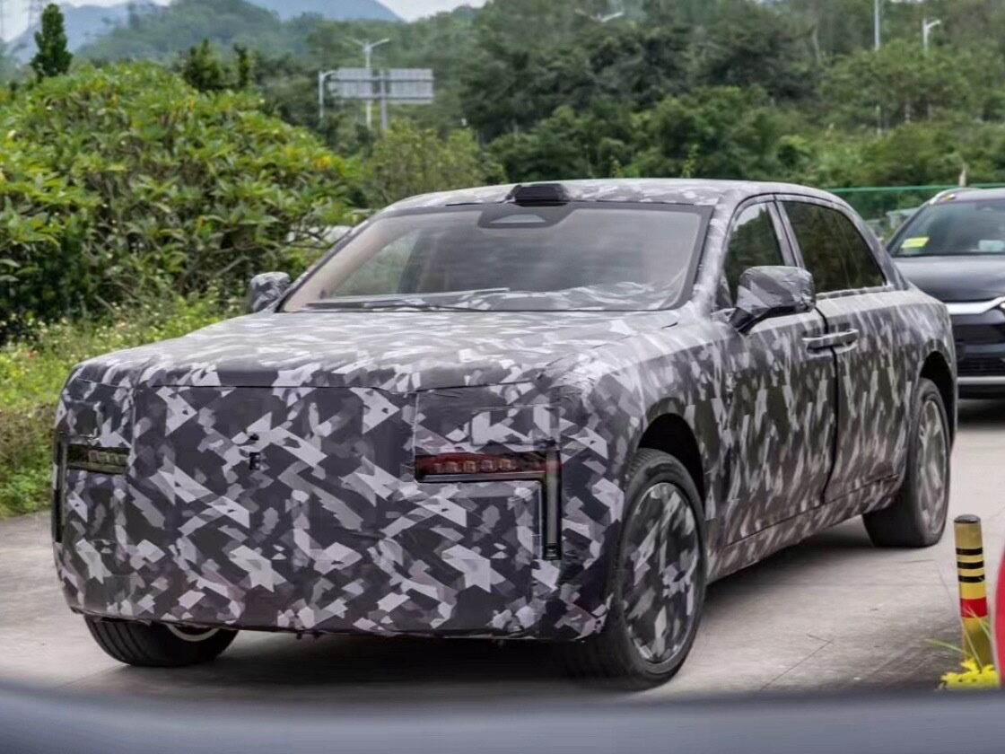 Yangwang adelanta su berlina de superlujo con puertas traseras de apertura inversa