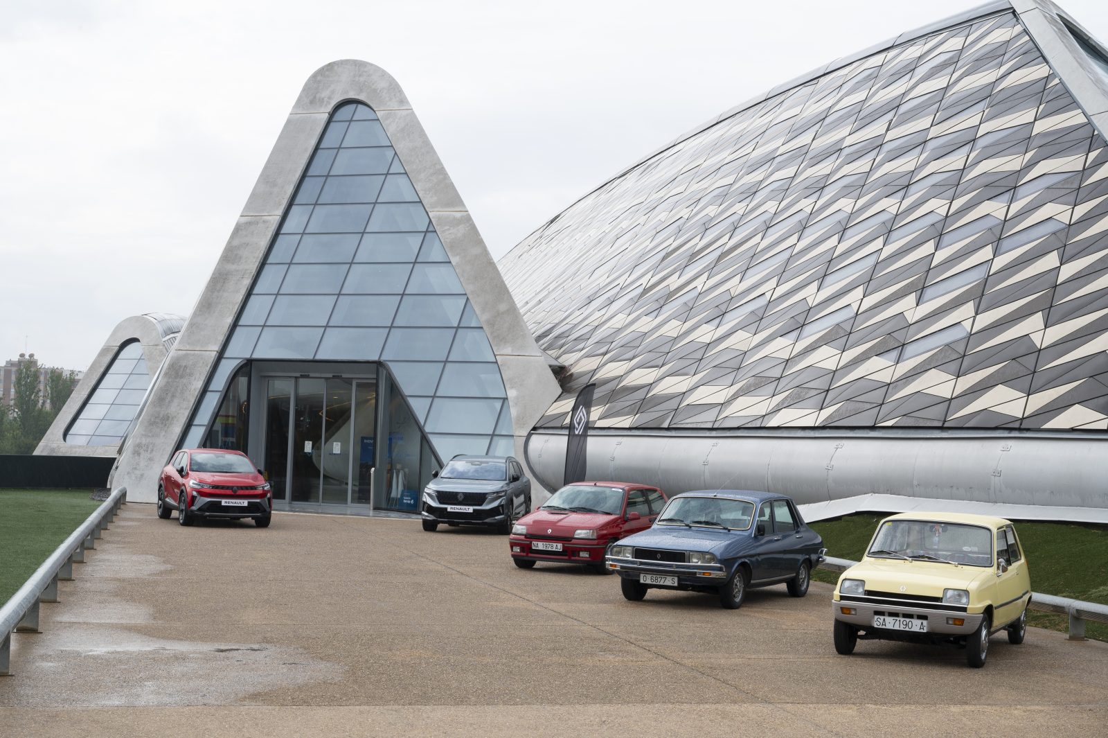 Renault reúne en Zaragoza su gama híbrida E-Tech fabricada en España