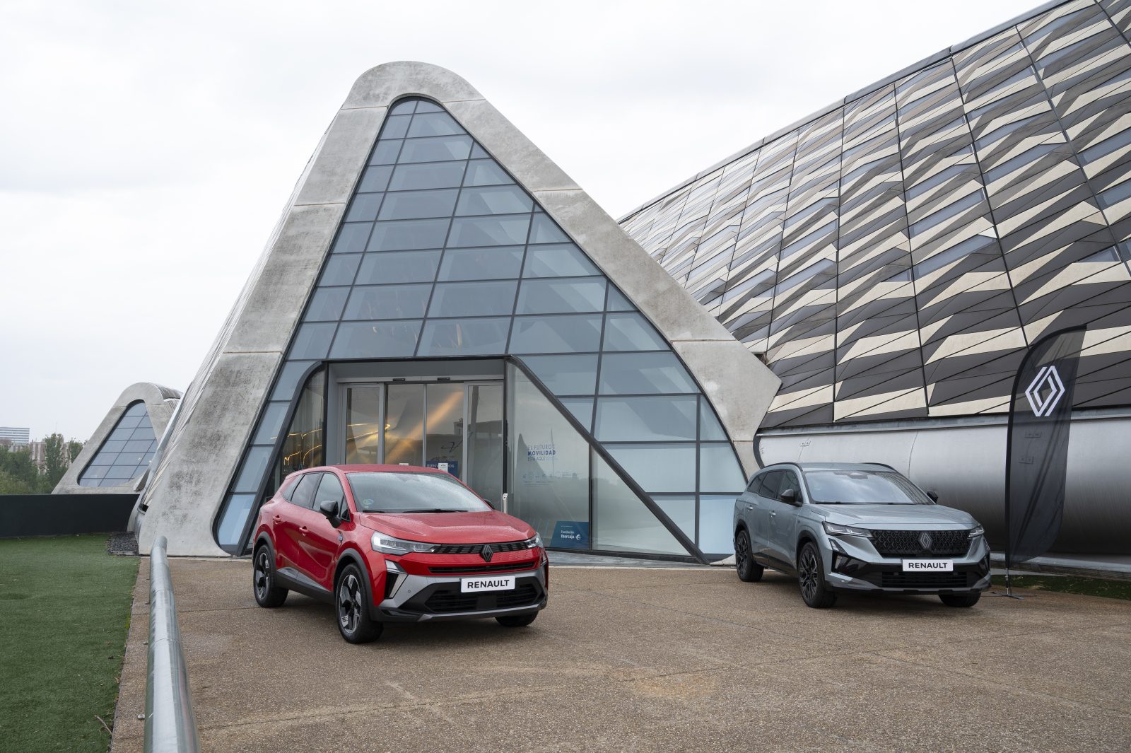 Renault reúne en Zaragoza su gama híbrida E-Tech fabricada en España