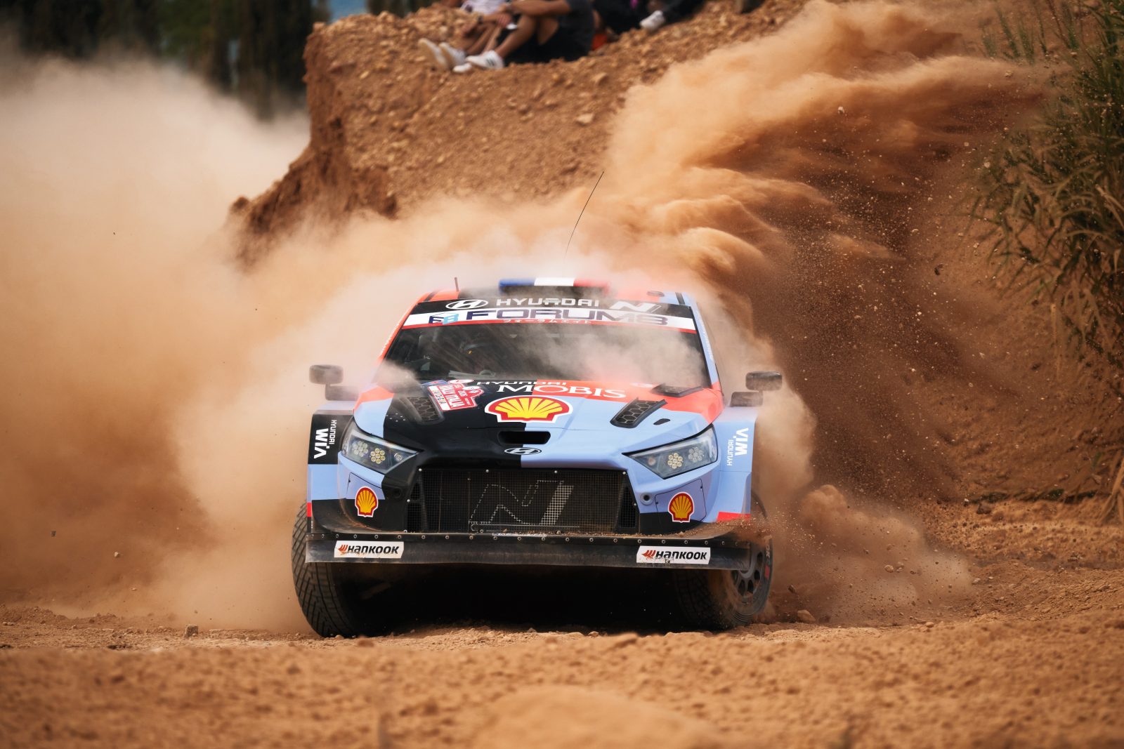 Rally de Cerdeña: Neuville se retira y Fourmaux, cuarto tras dos pinchazos