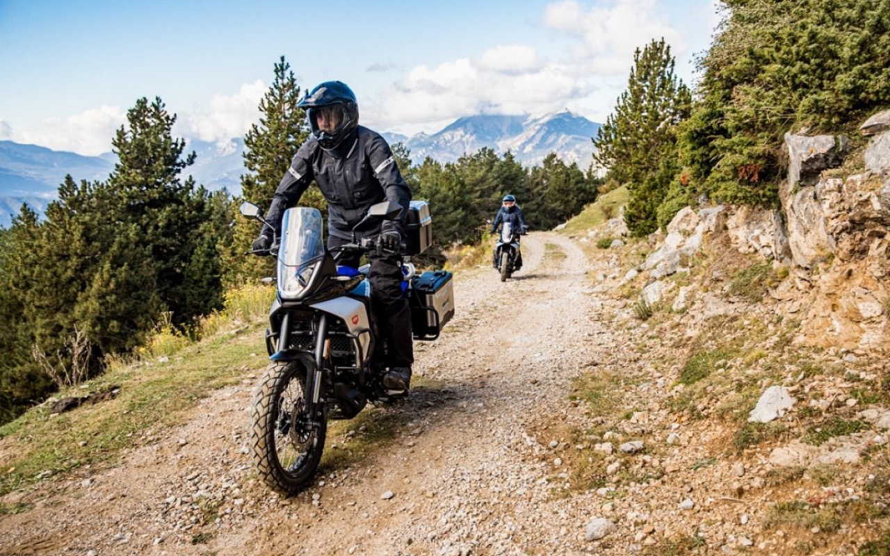 Macbor Montana XR1 125 EVO: trail de 15 CV con maletas y top case de serie por 2.999 €