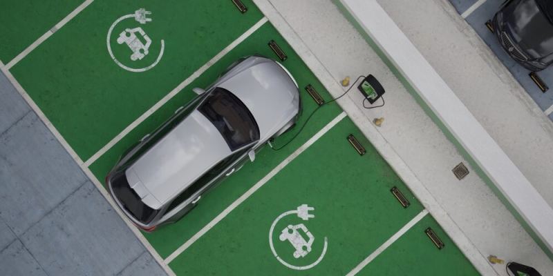 España suma 58.075 puntos de recarga públicos, pero el ritmo de instalación se frena