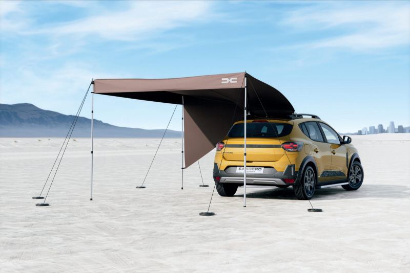 Dacia amplía sus accesorios para dormir en el coche con un toldo de 3×3 metros