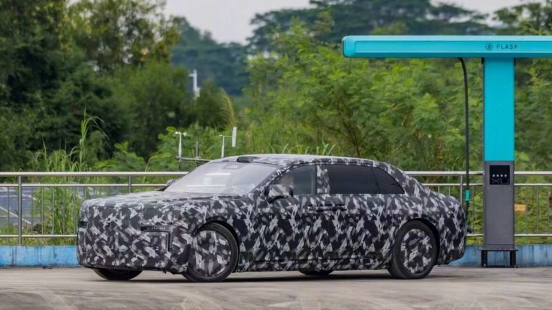 Yangwang adelanta su berlina de superlujo con puertas traseras de apertura inversa