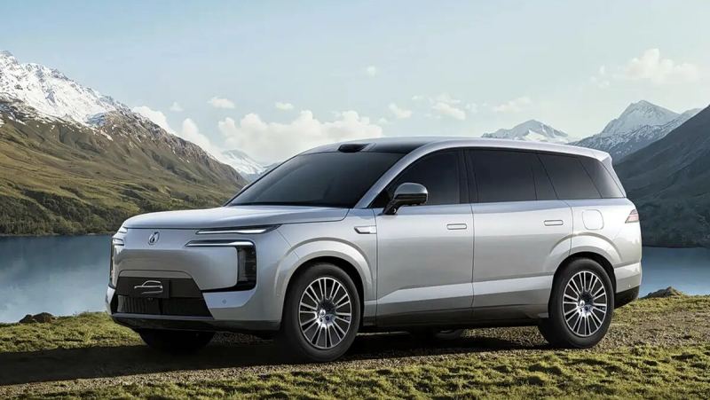 Denza N8L eléctrico: 130 kWh de batería que se cargan en nueve minutos