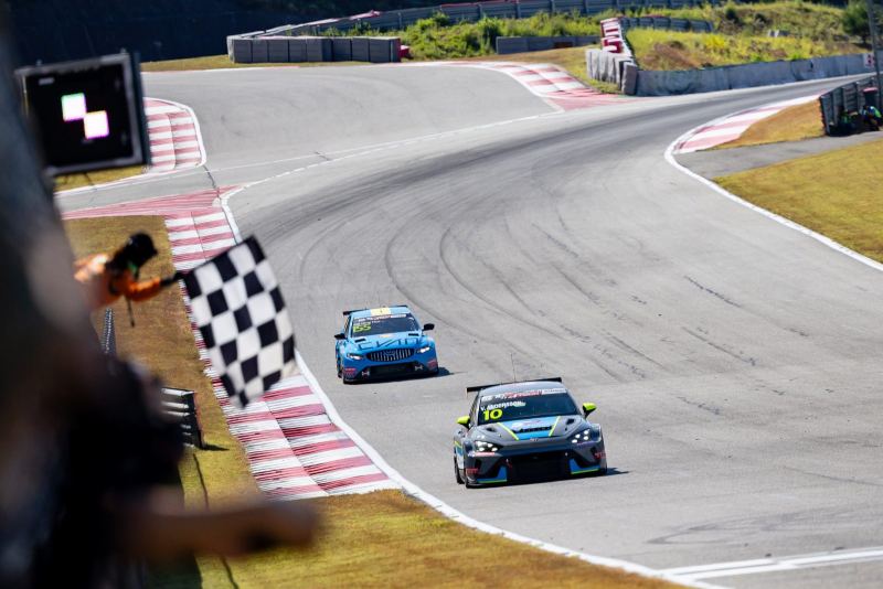 Viktor Andersson logra su primera victoria en el TCR World Tour con el CUPRA León VZ TCR