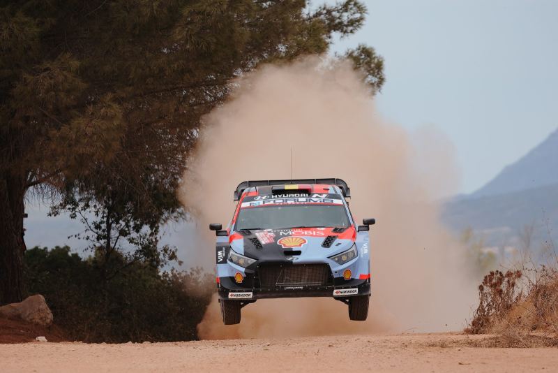 Rally de Cerdeña: Neuville se retira y Fourmaux, cuarto tras dos pinchazos