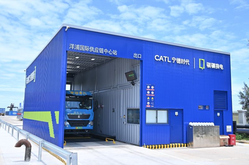 CATL presenta su «Dual-Electric Range Extender» para camiones pesados eléctricos y amplía la red de cambio de baterías QiJi