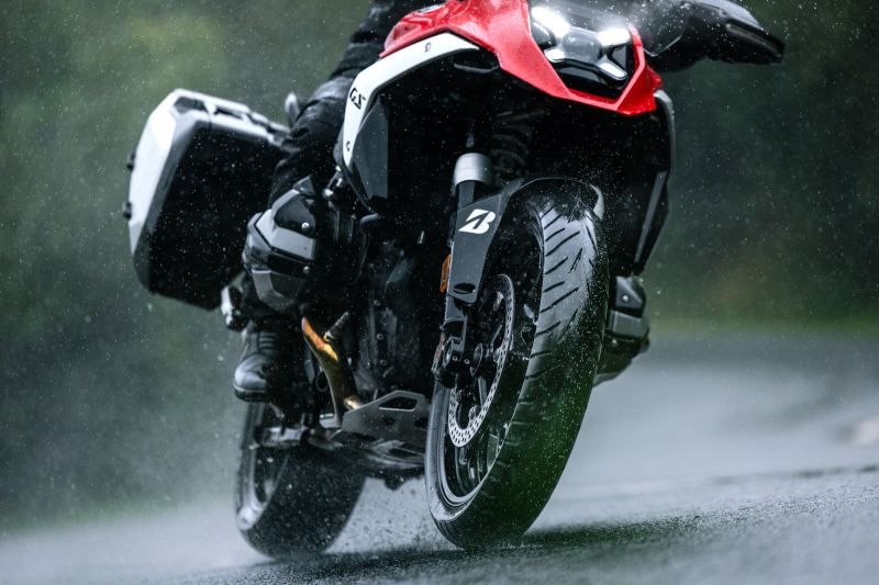 Bridgestone Battlax Adventure A42: neumático trail con un 25 % más de vida útil trasera
