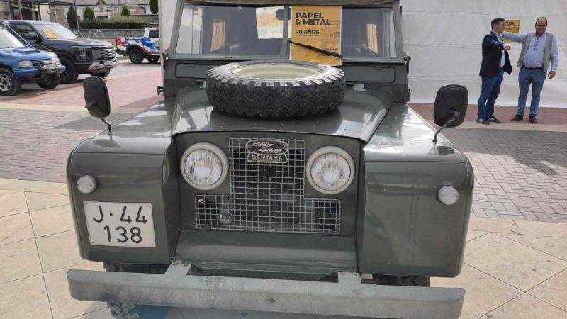Santana celebra sus 70 años en Linares con la exposición «Papel & Metal» y una concentración de más de 100 Land Rover Santana